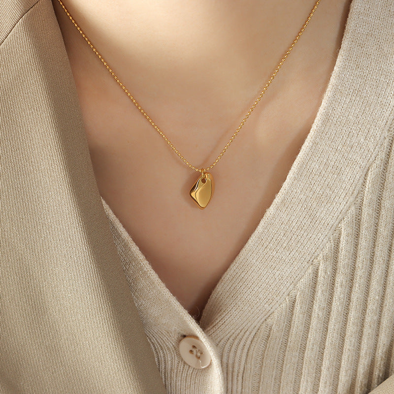 A pendant necklace