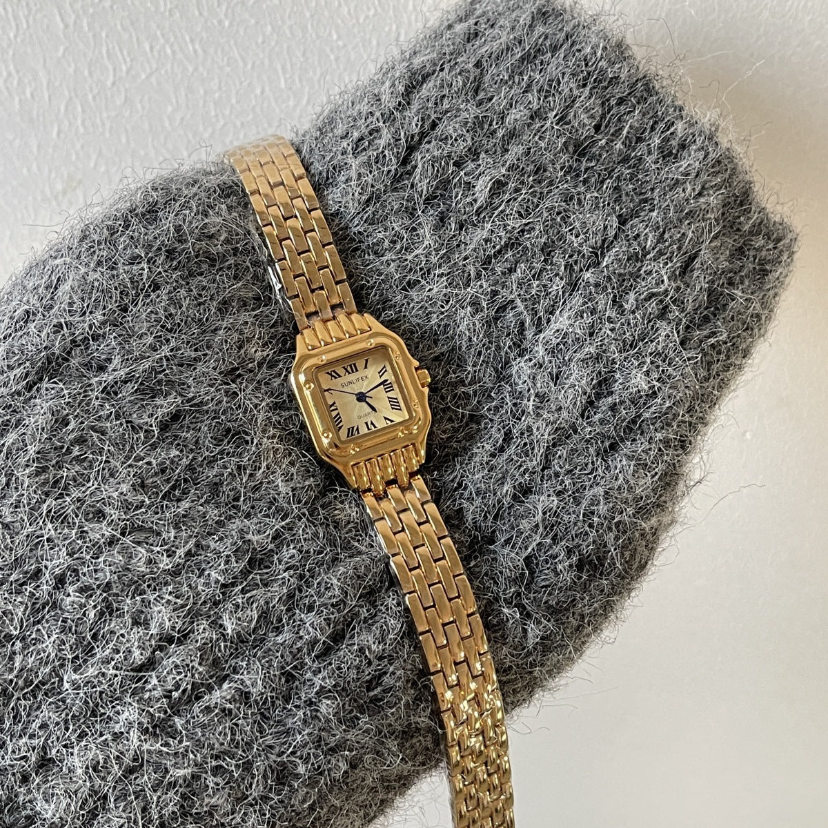 A watch women's niche light luxury retro exquisite high-end gold steel belt watch