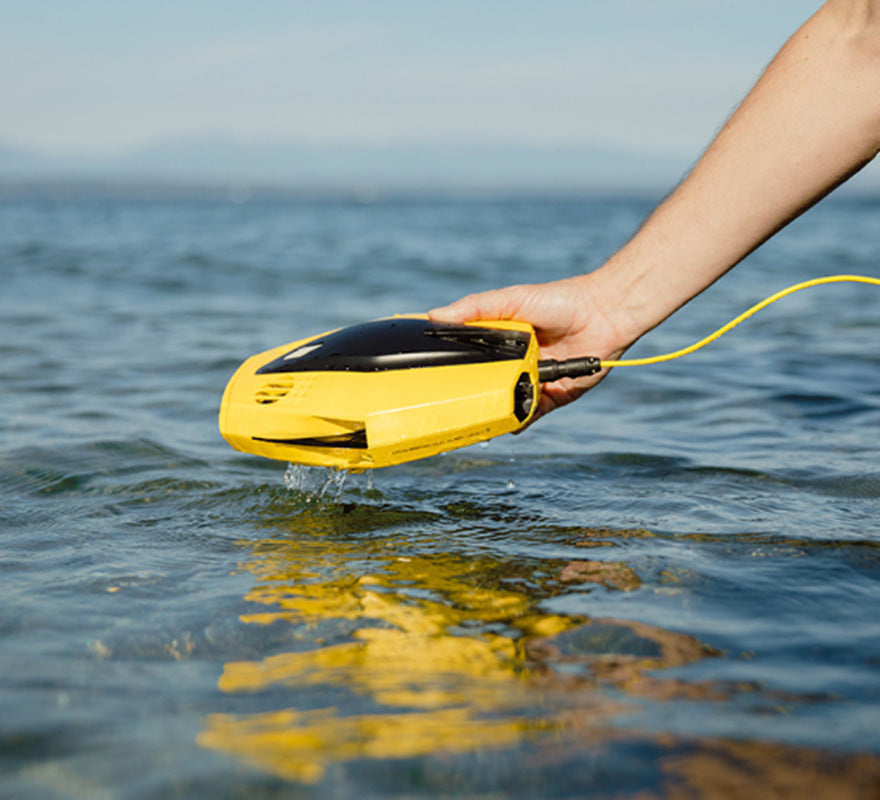 A stealth underwater filming underwater robot