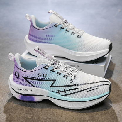 P Running shoes made of carbon plate material