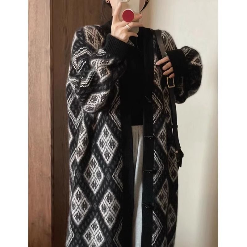 A long knit jacket