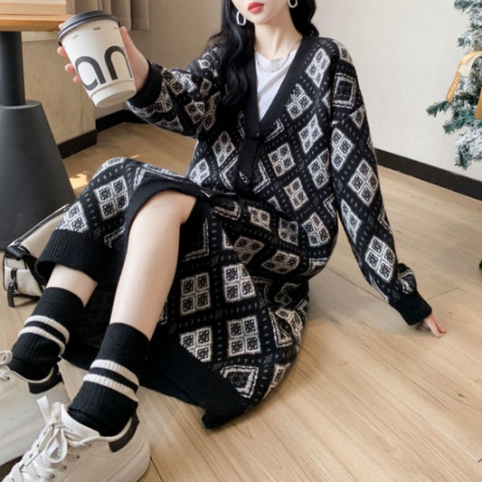 A long knit jacket