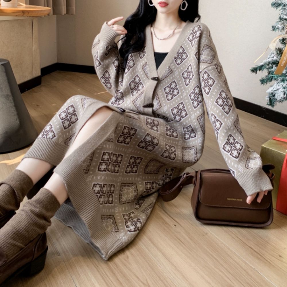 A long knit jacket