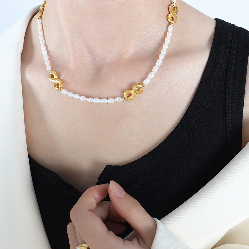 A necklace jewelry