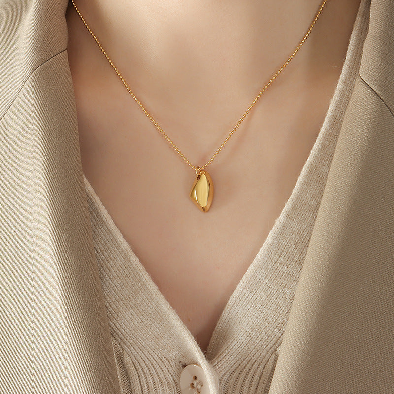 A pendant necklace