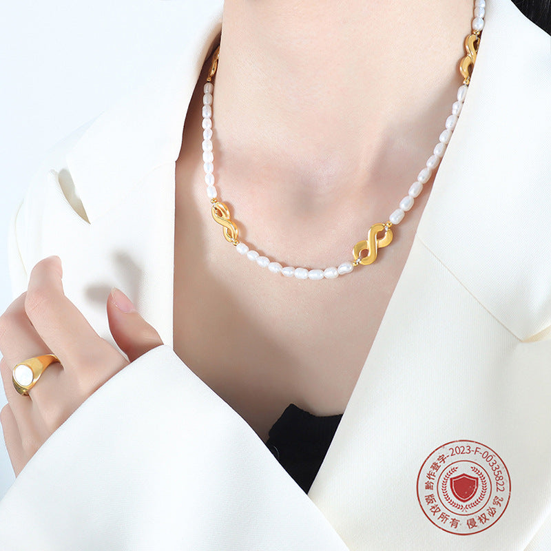 A necklace jewelry