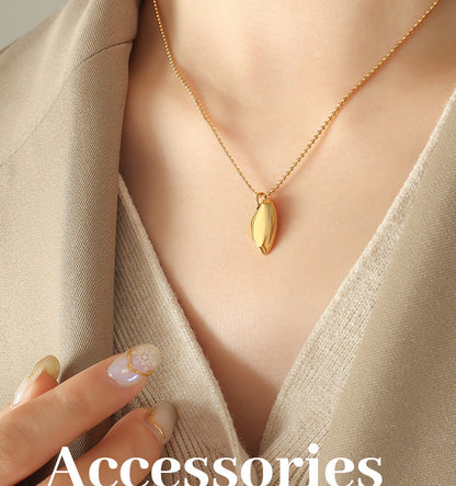 A pendant necklace