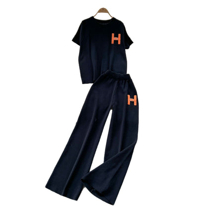 A women's knitting two-piece set