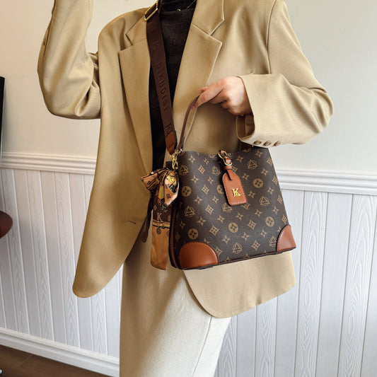 A new printed shoulder oblique span bag trendy fashion versatile handbag bag