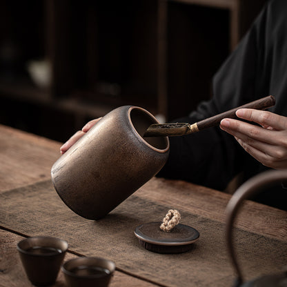 A tea pot porcelain storage tank