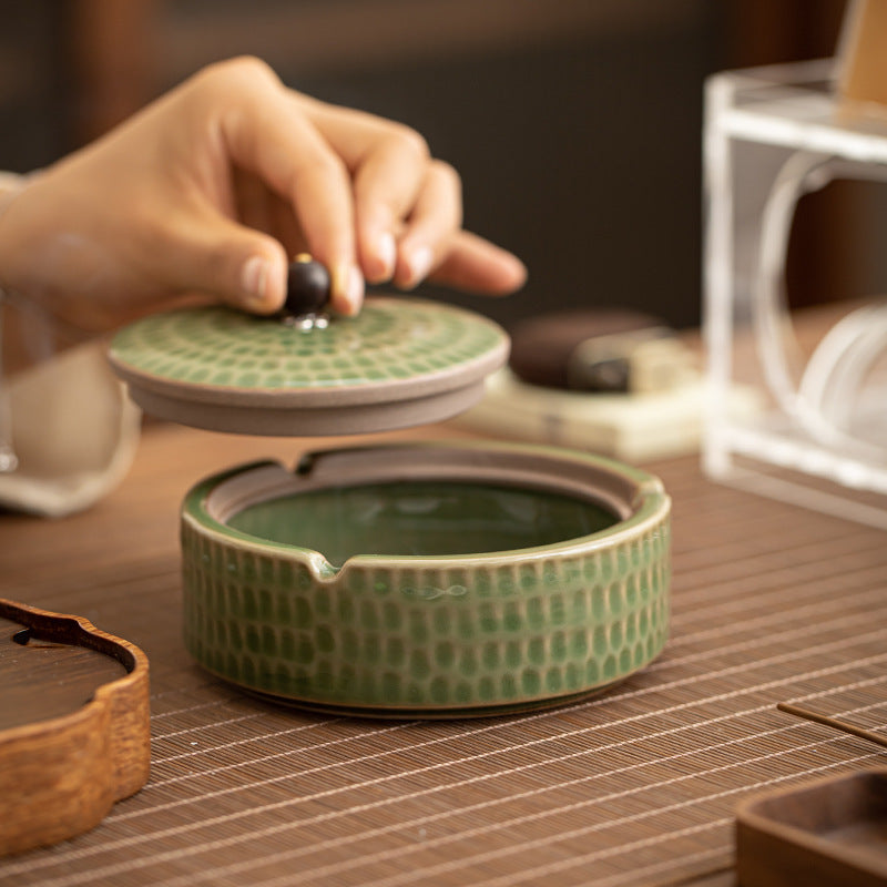 A creative large ceramic ashtray with lid light luxury high sense
