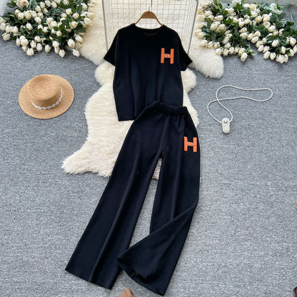 A women's knitting two-piece set