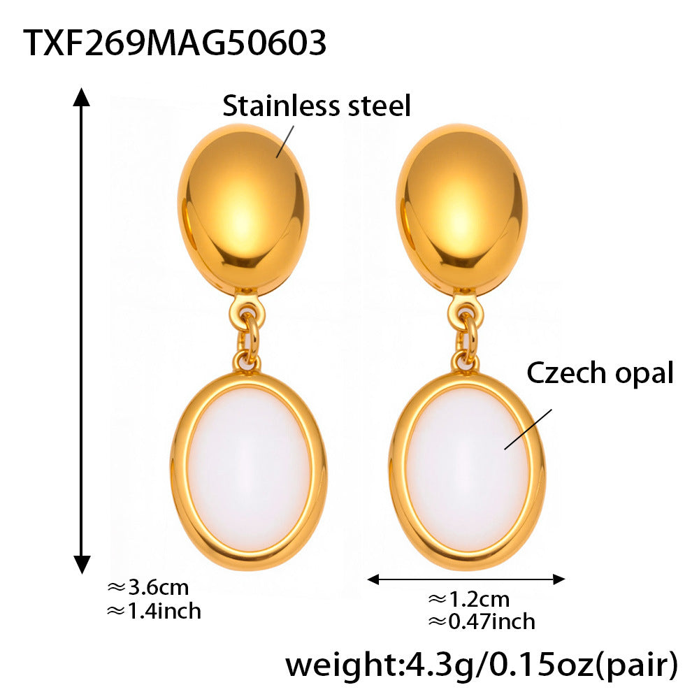 A necklace jewelry
