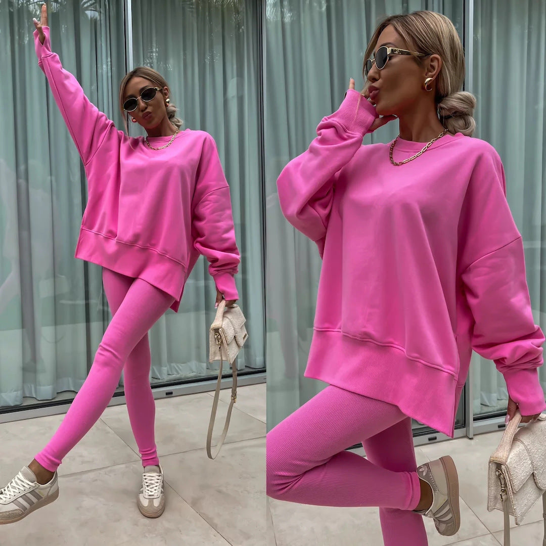 A sweatshirt with long sleeves for two pieces