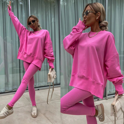 A sweatshirt with long sleeves for two pieces