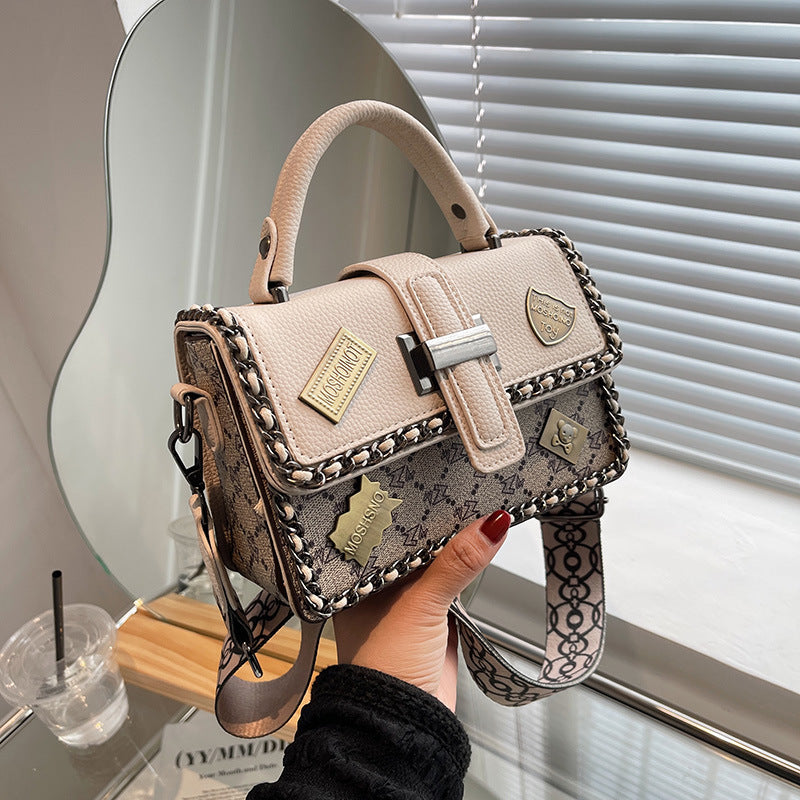 A niche design high sense bag women's new Internet celebrity super fire small square bag versatile portable shoulder messenger bag