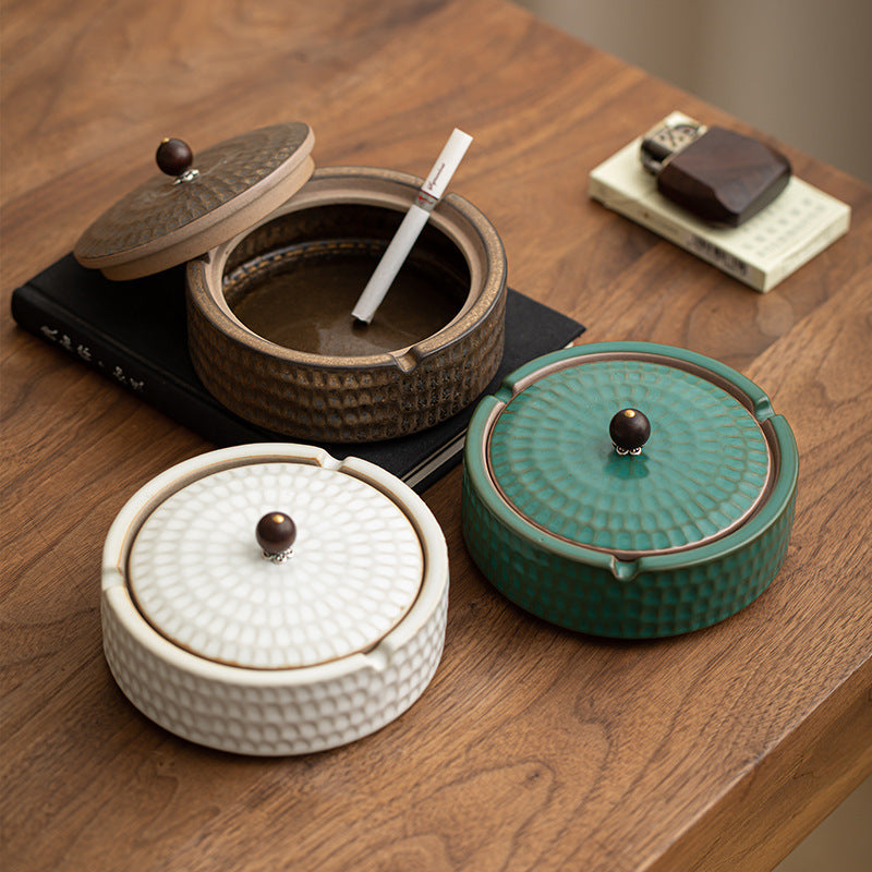 A creative large ceramic ashtray with lid light luxury high sense