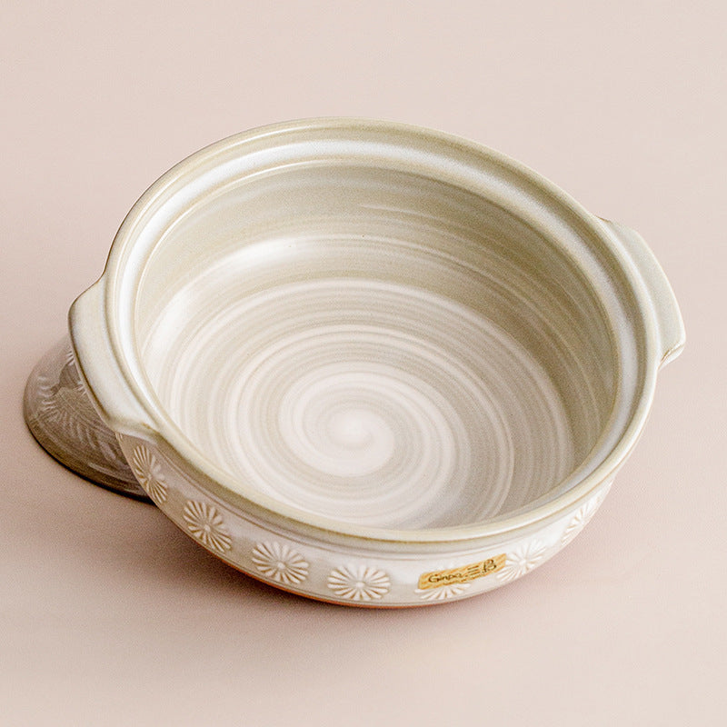 A clay soup pot