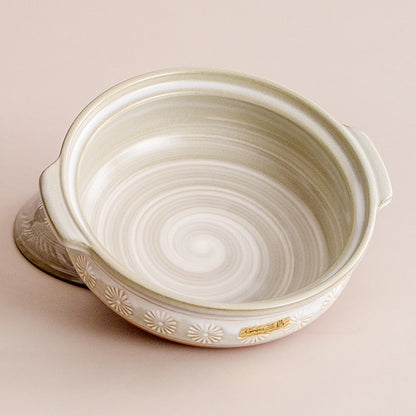 A clay soup pot