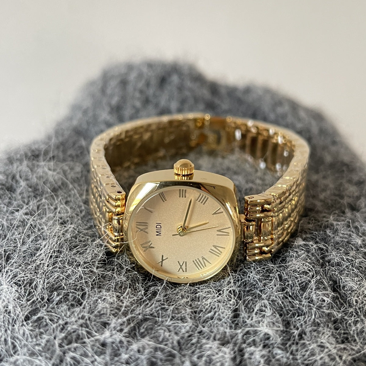 A watch women's niche light luxury retro exquisite high-end gold steel belt watch