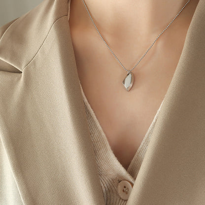 A pendant necklace