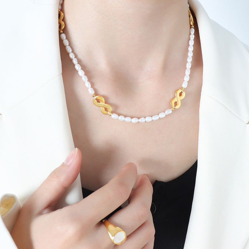 A necklace jewelry