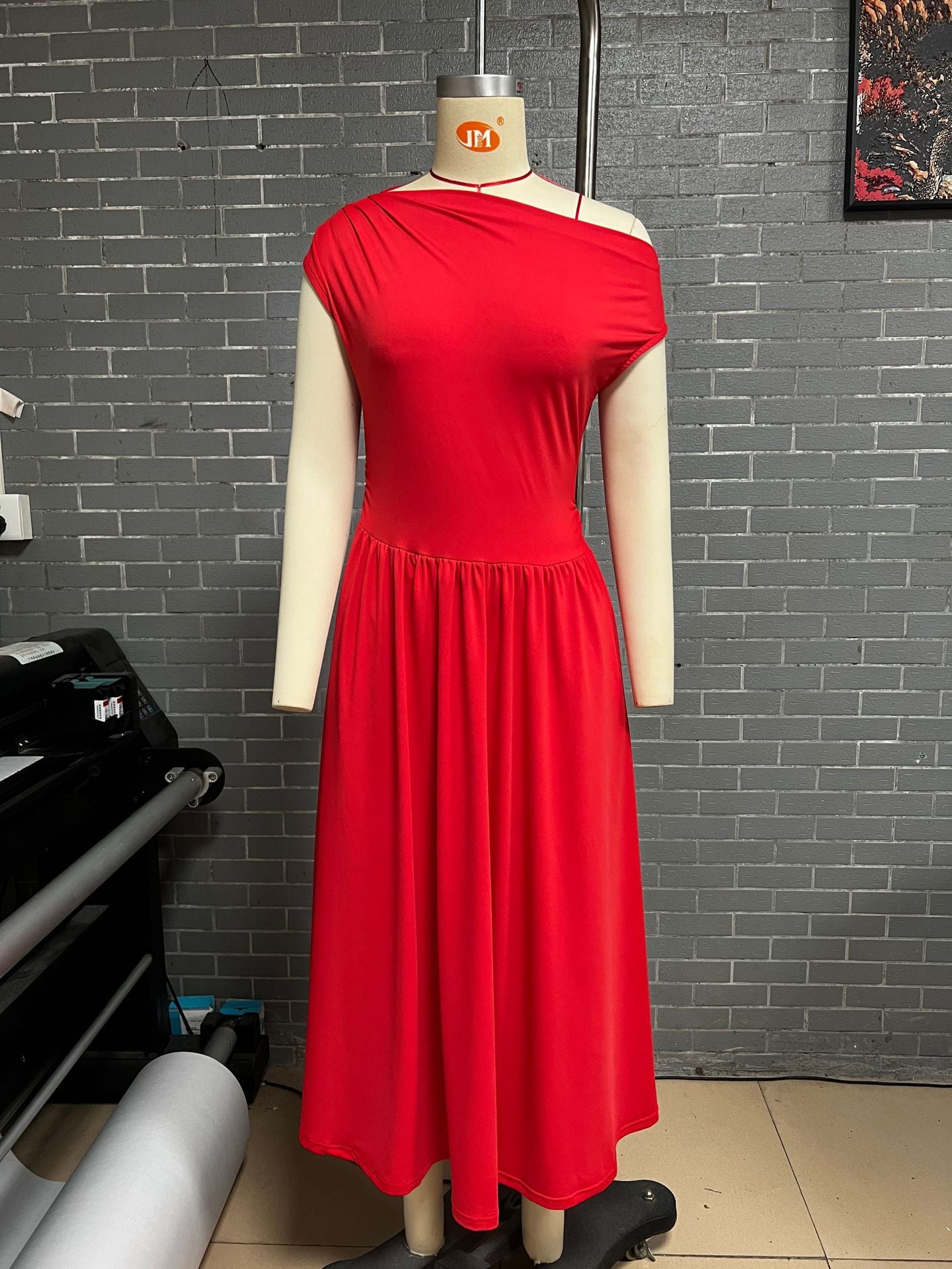 Cross-border Europe, America, Amazon Independent Station 2025 summer slanted shoulder sexy waist solid color long dress with pocket