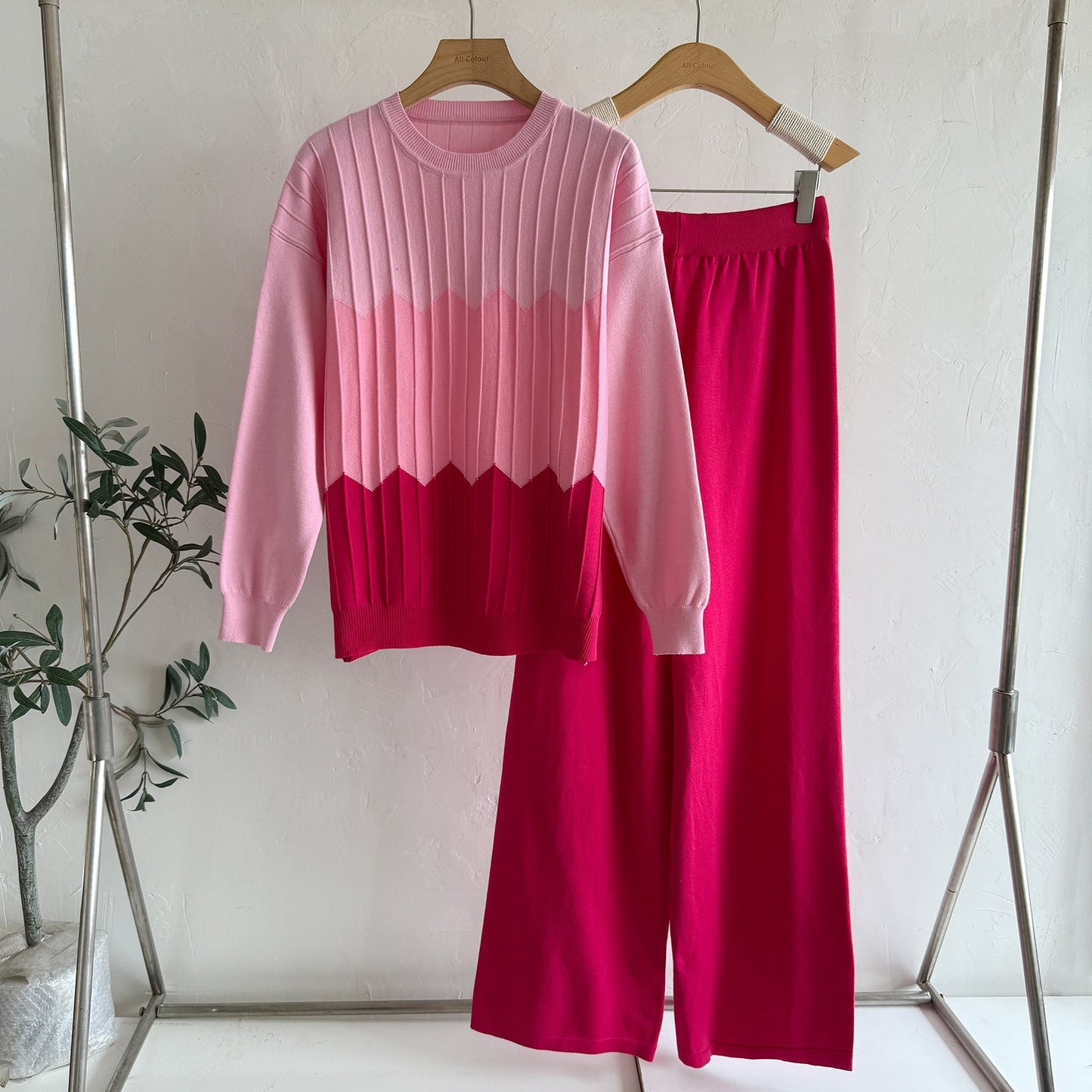 A long-sleeved knitted sweater two-piece set