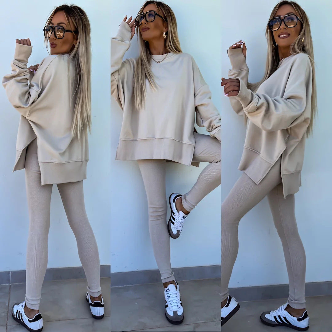 A sweatshirt with long sleeves for two pieces