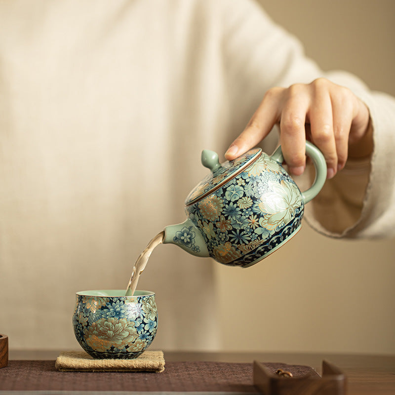 A teapot tea