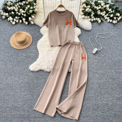 A women's knitting two-piece set