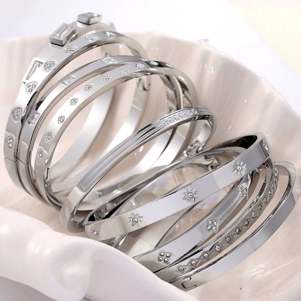 A European and American hot selling ins style titanium steel bracelet hexagram star snap buckle bracelet 18k gold-plated stainless steel zircon bracelet