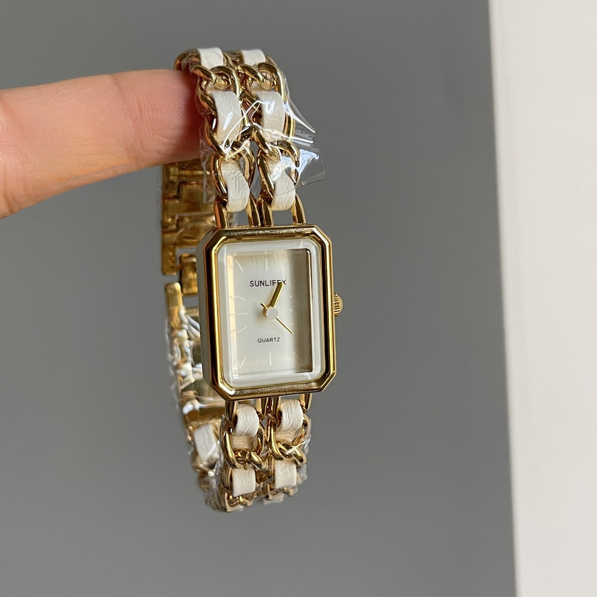 A watch women's niche light luxury retro exquisite high-end gold steel belt watch
