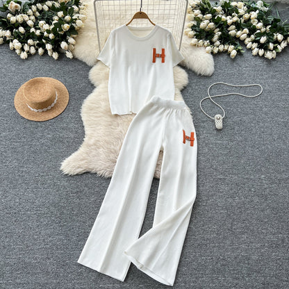 A women's knitting two-piece set