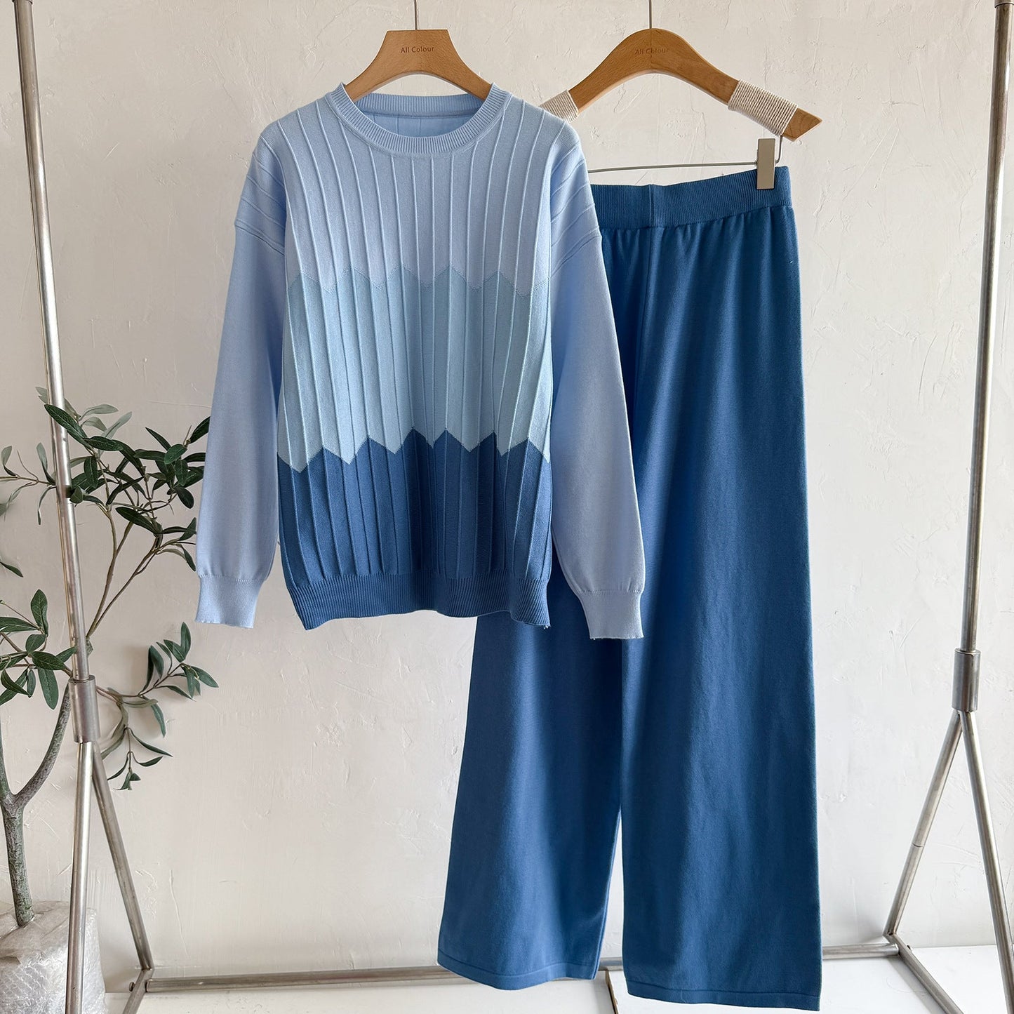 A long-sleeved knitted sweater two-piece set