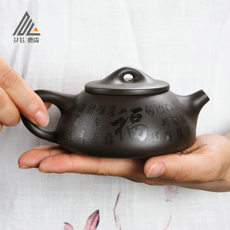 إبريق شاي من الطين الأرجواني