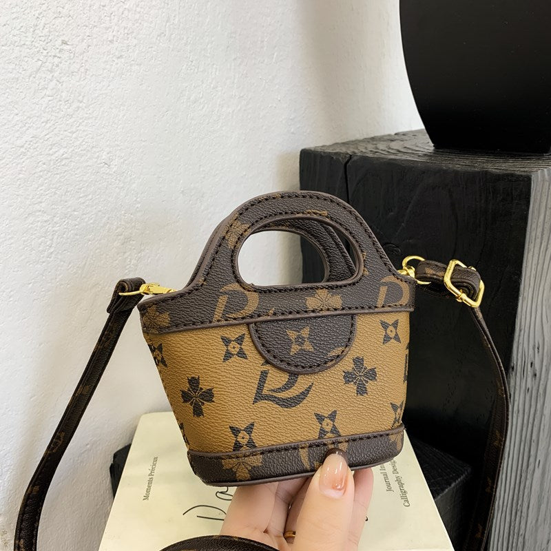 فتاة صغيرة تغير حقيبة يدها 