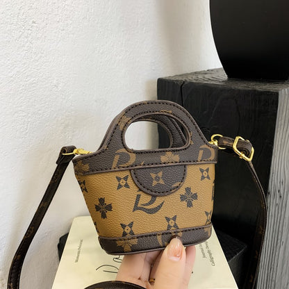 فتاة صغيرة تغير حقيبة يدها 