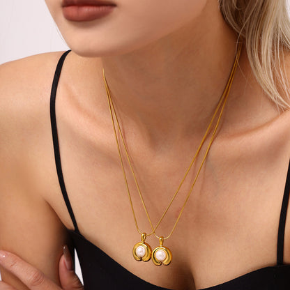 A necklace jewelry