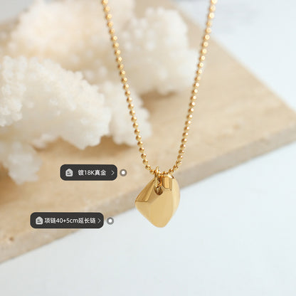 A pendant necklace