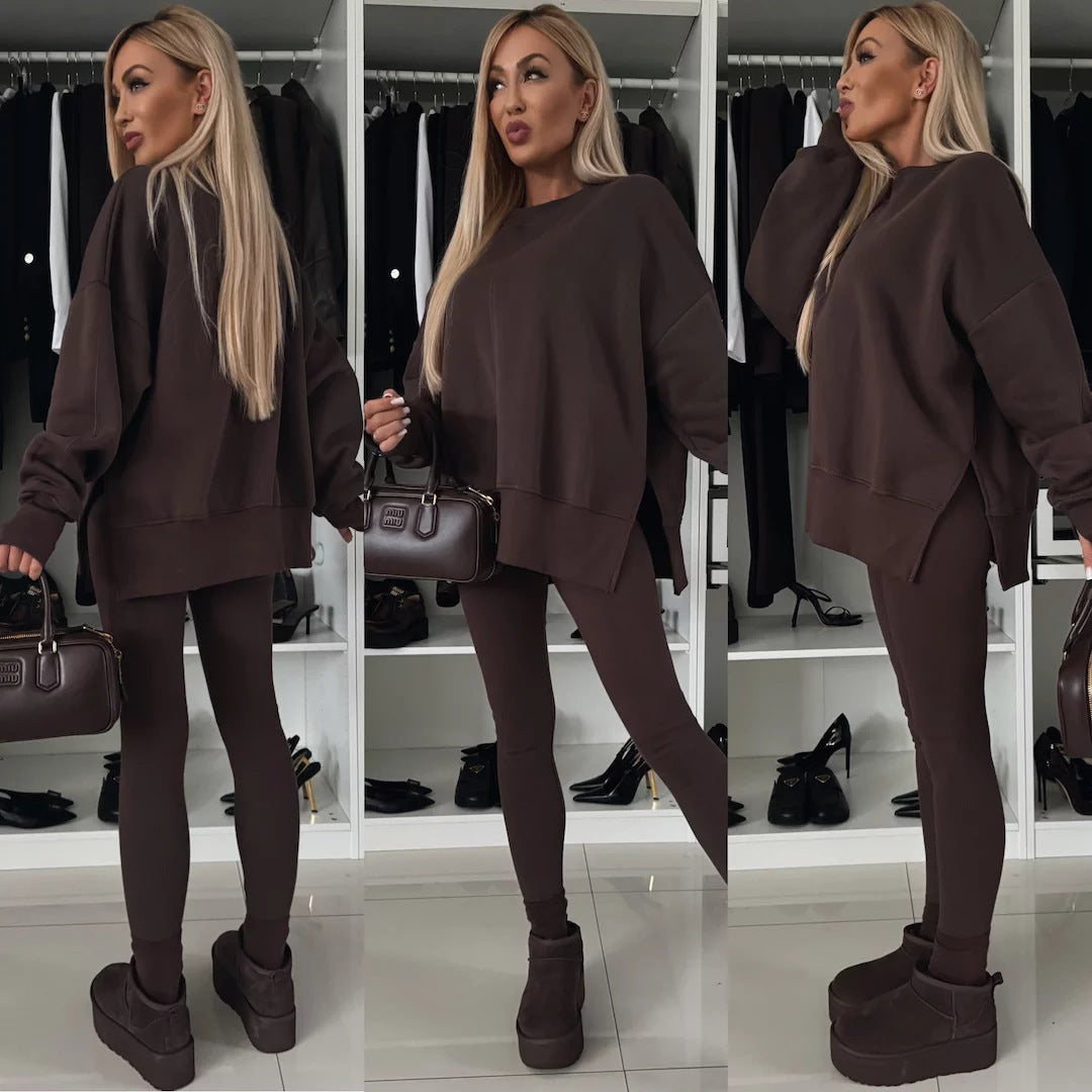 A sweatshirt with long sleeves for two pieces