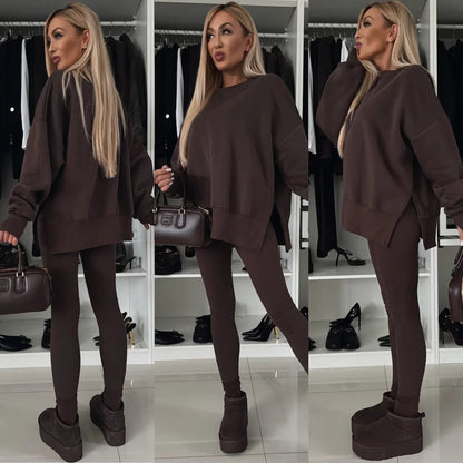 A sweatshirt with long sleeves for two pieces