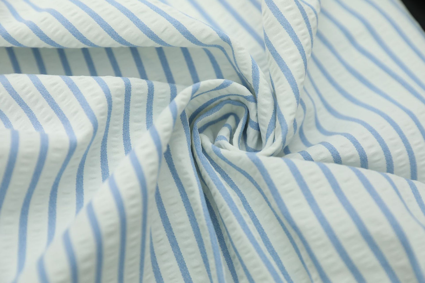 European beautiful women's shirt Amazon independent station cross-border 2025 new V-neck splicing bubble sleeve striped top
