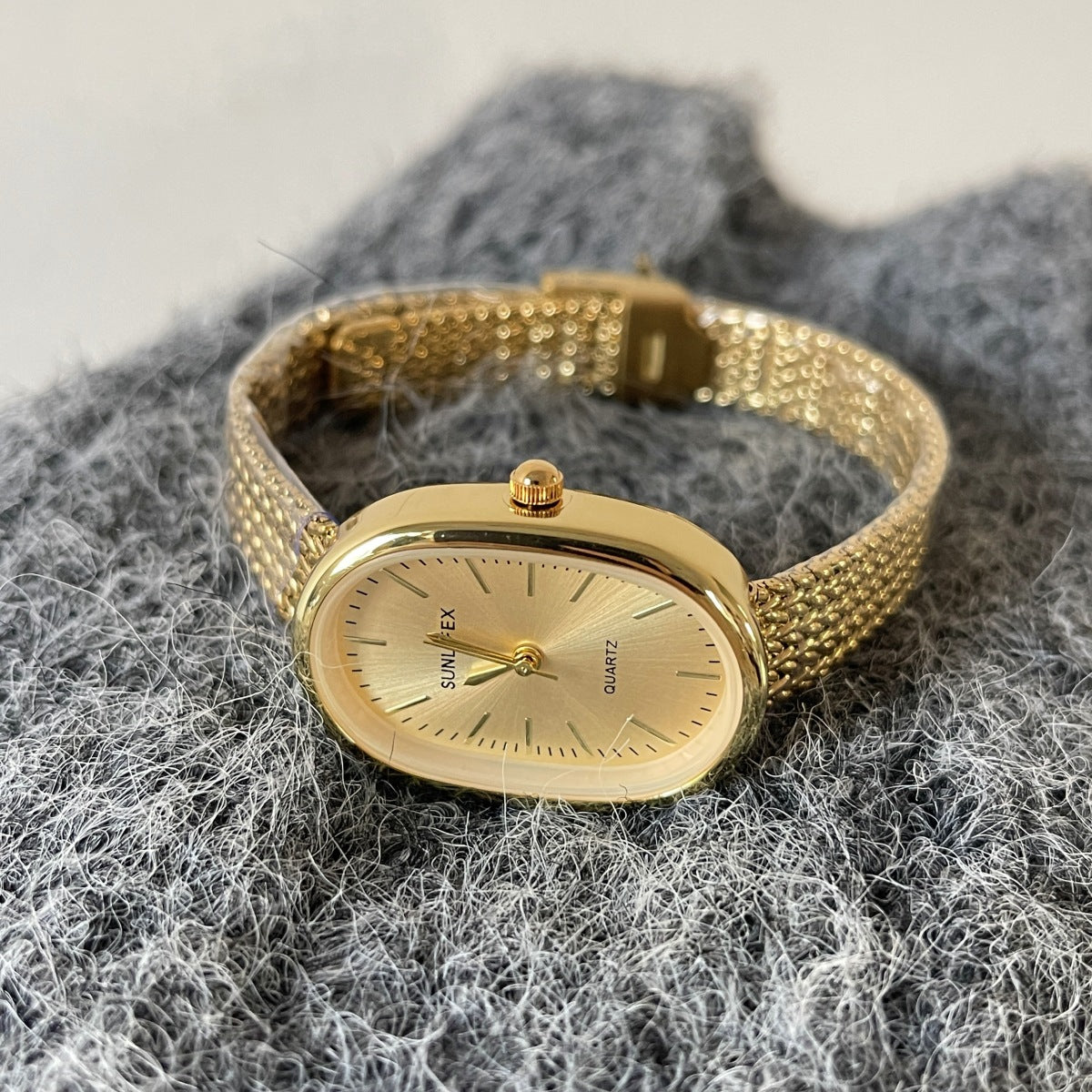 A watch women's niche light luxury retro exquisite high-end gold steel belt watch