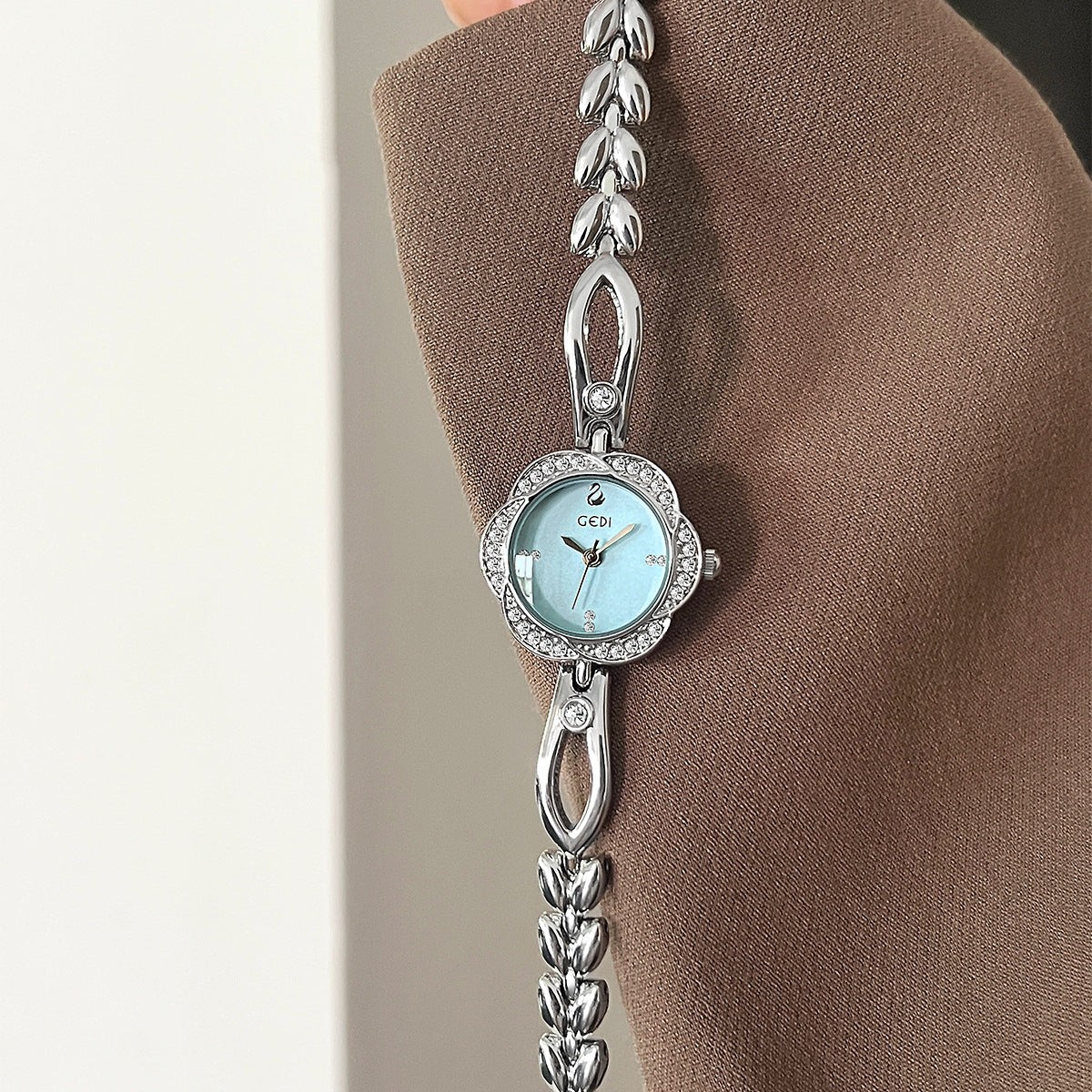 A Watch Women's Light Luxury Niche Simple Temperament Bracelet Women's Flower Dial High-end Ladies