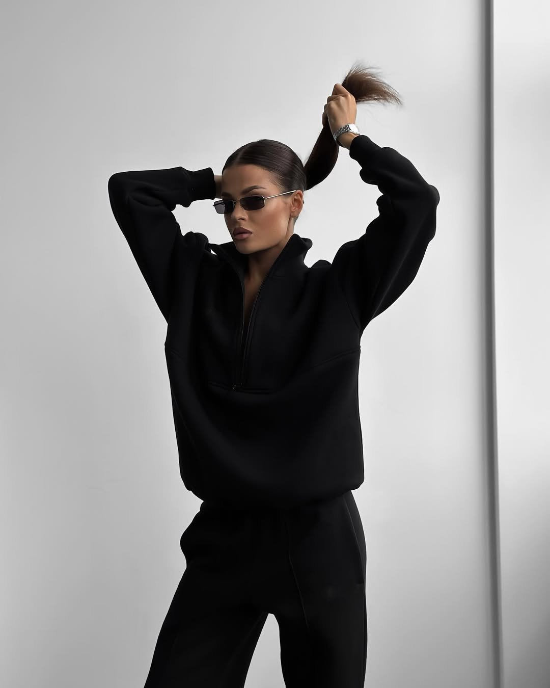 A long-sleeved sweater set two-piece set
