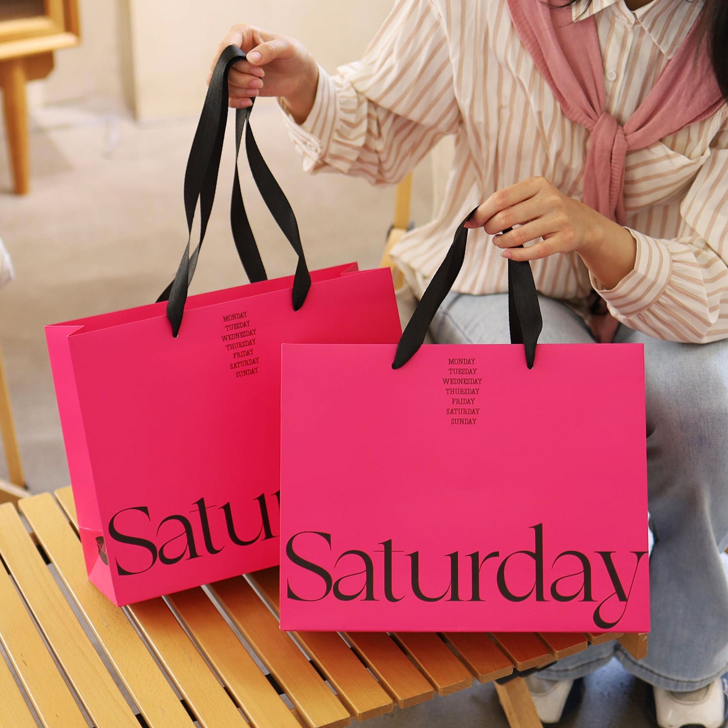 A clothing store tote bag custom paper bag premium sense printing logo high-end ins style high value women's clothing store shopping bag
