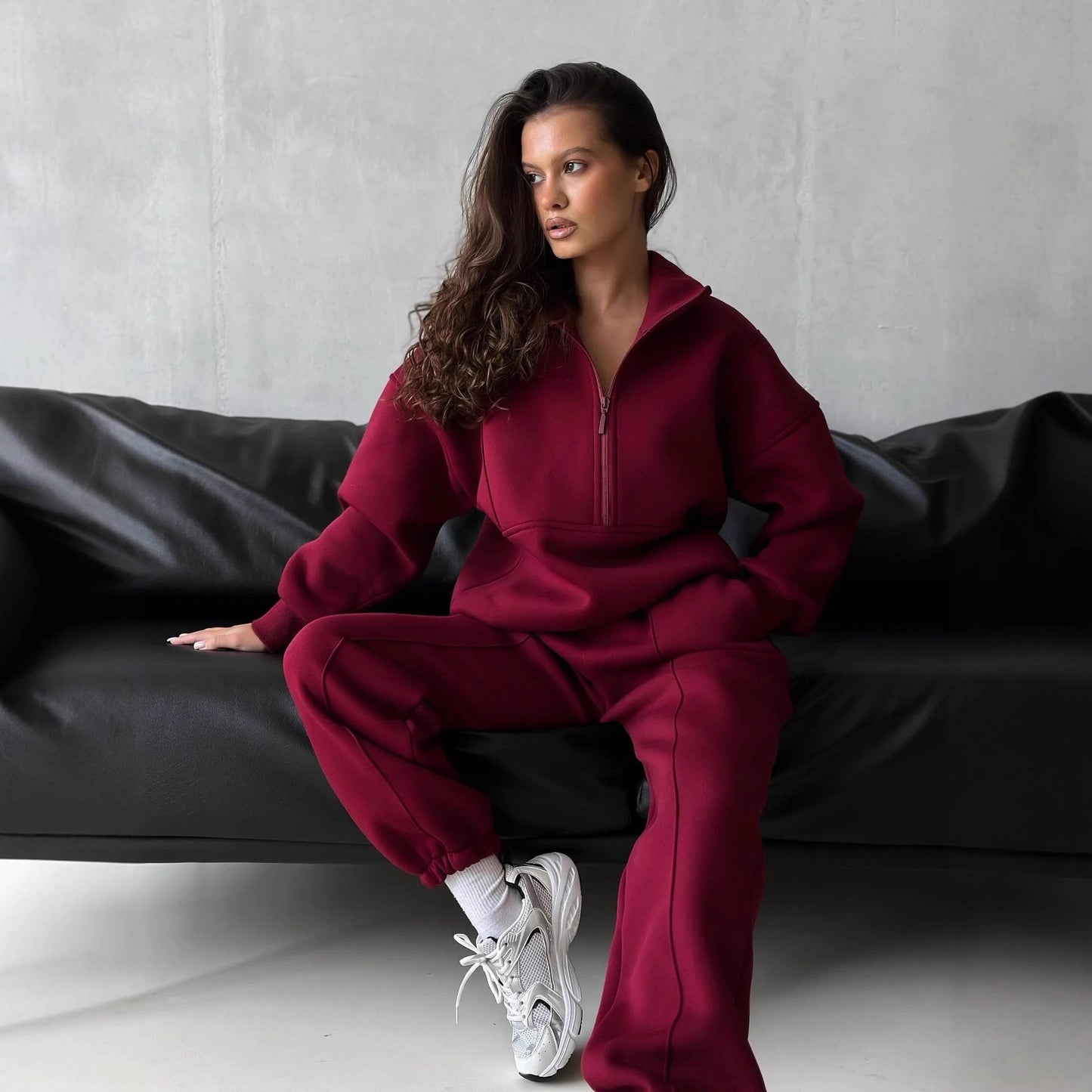 A long-sleeved sweater set two-piece set