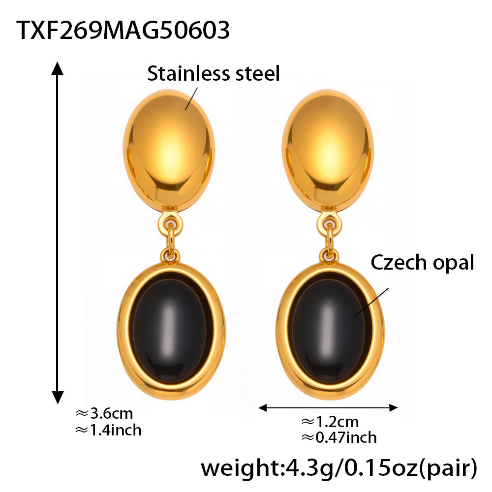 A necklace jewelry
