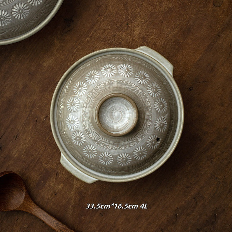 A clay soup pot